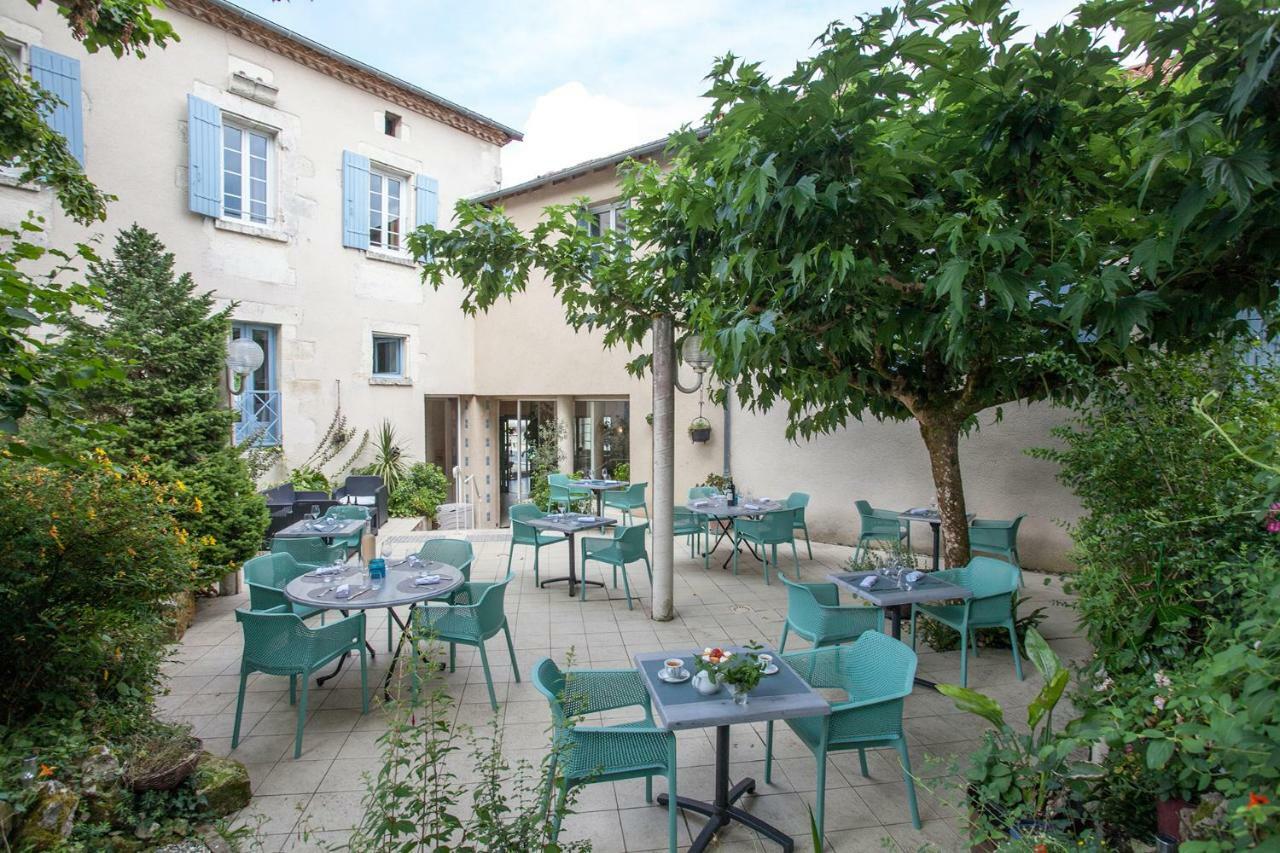 ホテル Le Lion D'Or Manzac-sur-Vern エクステリア 写真